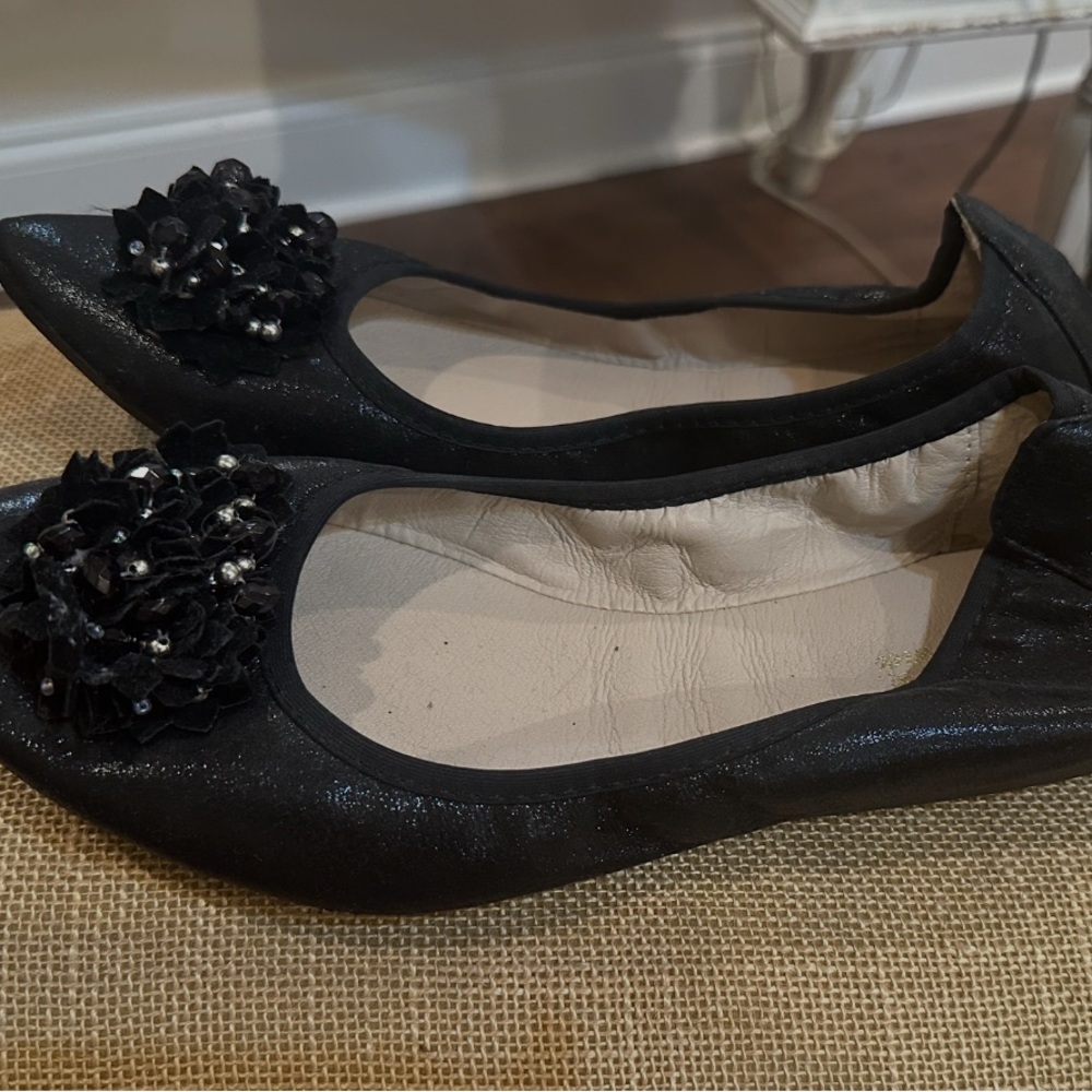 Elegant Black Women's Flats with Floral Detail